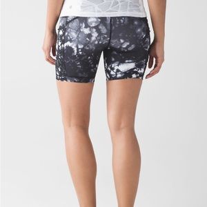 Lululemon Speed Track Short size 6 
Dusk Dye White Black